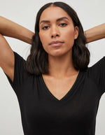 Col du T-shirt noir uni pour femme modèle Noel de la marque Vila. Design classique à manches courtes et col en V, réalisé dans une maille jersey fluide et extensible