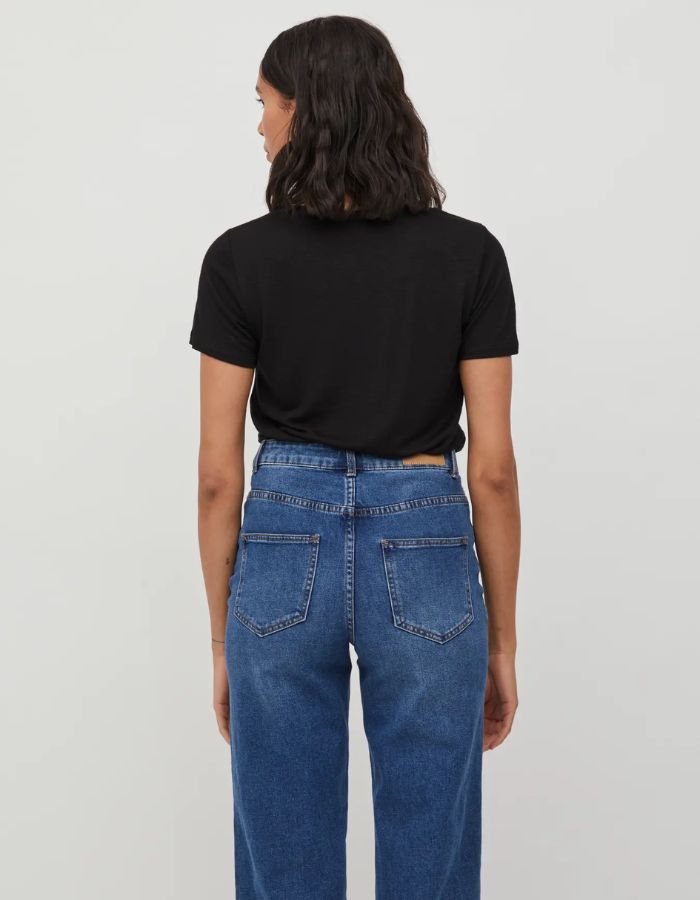 Silhouette de dos du T-shirt noir uni pour femme modèle Noel de la marque Vila. Design classique à manches courtes et col en V, réalisé dans une maille jersey fluide et extensible
