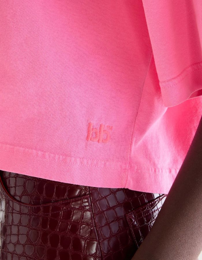 T-shirt Voss Fluo Pink en coton, coupe cropped relax, avec broderie "bb" discrète.