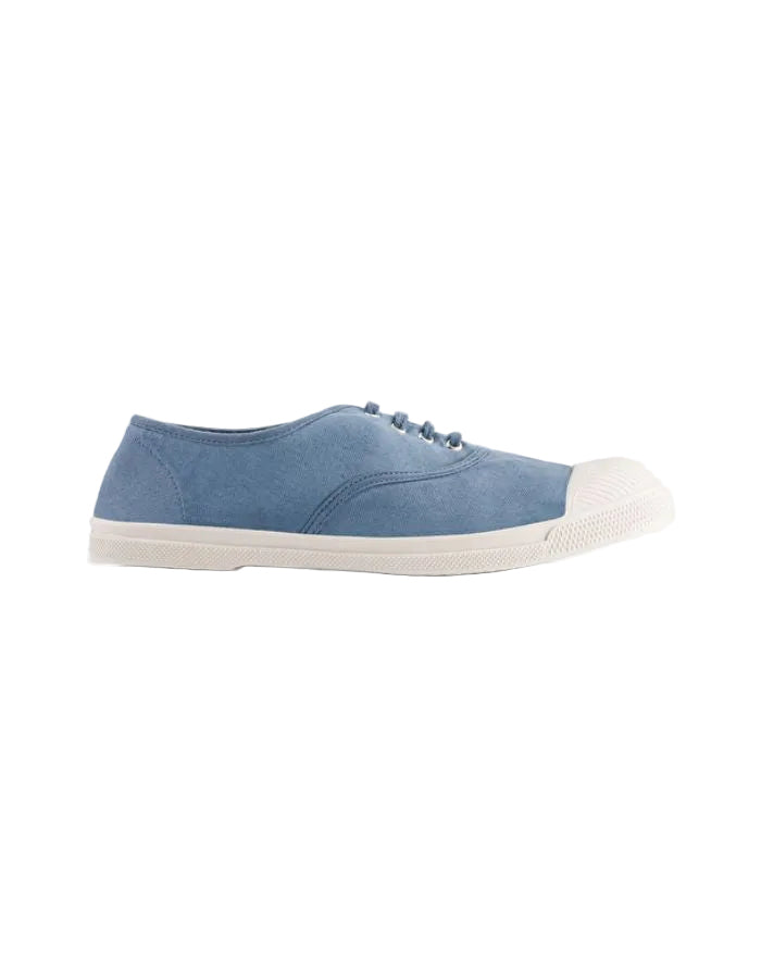 Tennis Bensimon femme en toile denim bleu clair avec lacets et semelle blanche.