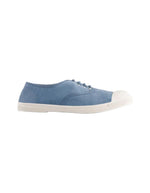 Tennis Bensimon femme en toile denim bleu clair avec lacets et semelle blanche.