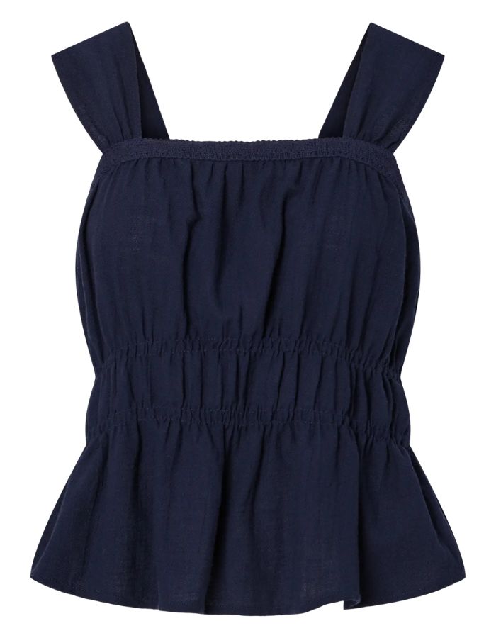 Top à bretelles smocké Tohime de la marque Pieces, coloris bleu marine (Maritime Blue). Col carré, larges bretelles confortables et taille élastique smockée créant un effet péplum. Confectionné en pur coton doux.