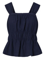 Top à bretelles smocké Tohime de la marque Pieces, coloris bleu marine (Maritime Blue). Col carré, larges bretelles confortables et taille élastique smockée créant un effet péplum. Confectionné en pur coton doux.