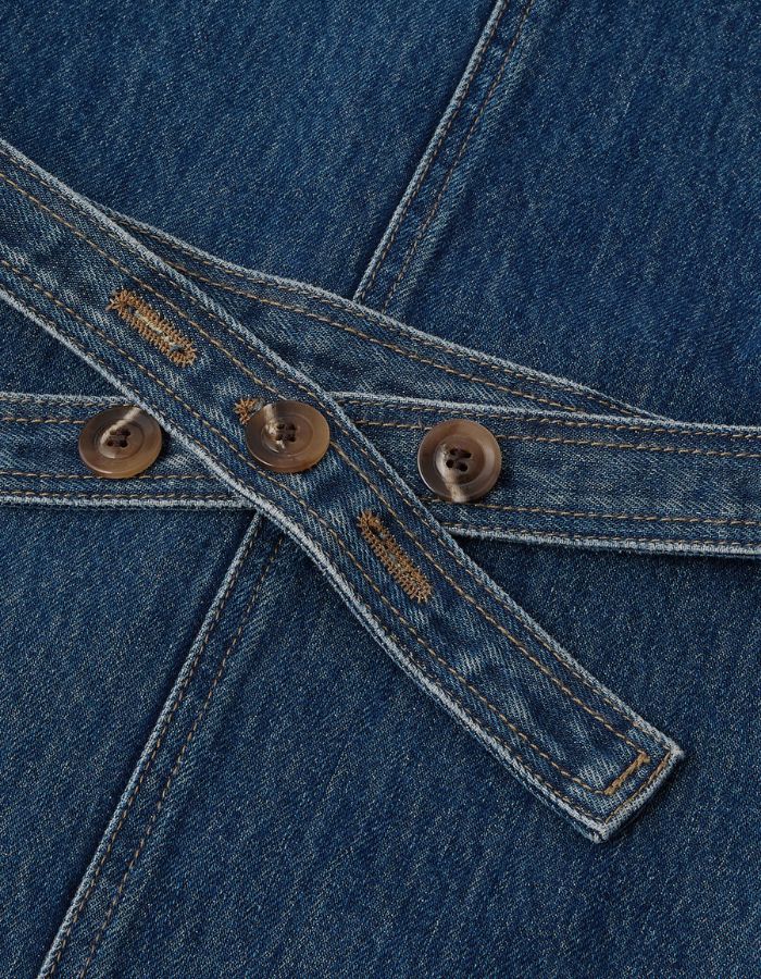 Top Chance Bleu/Vert Soeur en coton bio recyclé, coupe cintrée, sans manches, avec ceinture amovible et boutons marron.