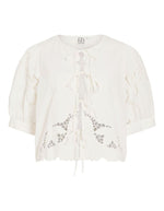 Top à manches courtes ROUGE EDIT coloris Cloud Dancer. Modèle en coton biologique avec lien à nouer sur le devant, détails ajourés transparents et ourlet festonné délicat.