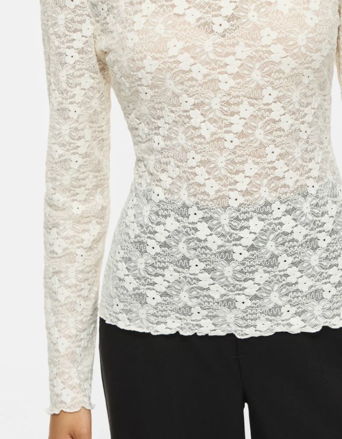 Détail du Top ajusté à manches longues pour femme, modèle Fay de la marque Vila. Tissu en mesh extensible coloris Regret (nuance foncée) avec des détails raffinés en dentelle et un col rond classique