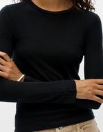Col du T-shirt à manches longues pour femme en jersey fluide noir uni, modèle Alma de la marque Object. Présente une coupe droite classique ajustée avec un col rond dégagé, conçu dans une matière douce à l'aspect légèrement satiné.