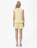 Silhouette de dos avec le Top sans manches Bibby de la marque PIECES avec motif Vichy jaune et blanc. Coupe Regular Fit avec découpe à la taille et col rond. Fabriqué en coton biologique et matières recyclées.