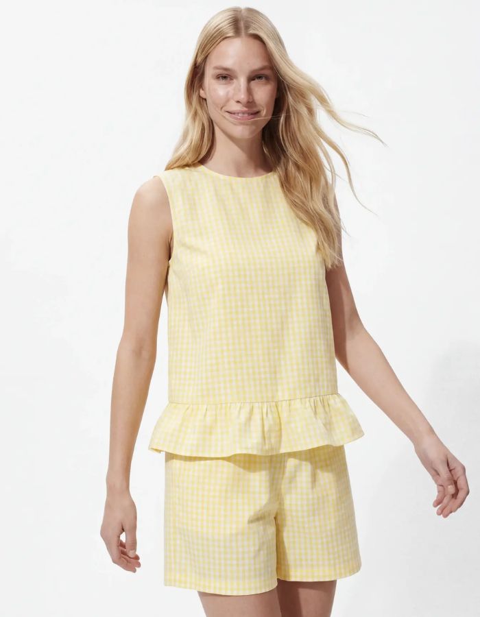 Vue de face du Top sans manches Bibby de la marque PIECES avec motif Vichy jaune et blanc. Coupe Regular Fit avec découpe à la taille et col rond. Fabriqué en coton biologique et matières recyclées.