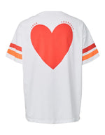 Dos du T-shirt blanc à manches courtes pour femme en jersey de coton, modèle Esta de la marque Pieces. Présente une coupe droite avec col rond, des bandes sportives contrastées sur les manches courtes, un petit écusson patché sur la poitrine et un grand motif imprimé graphique dans le dos.