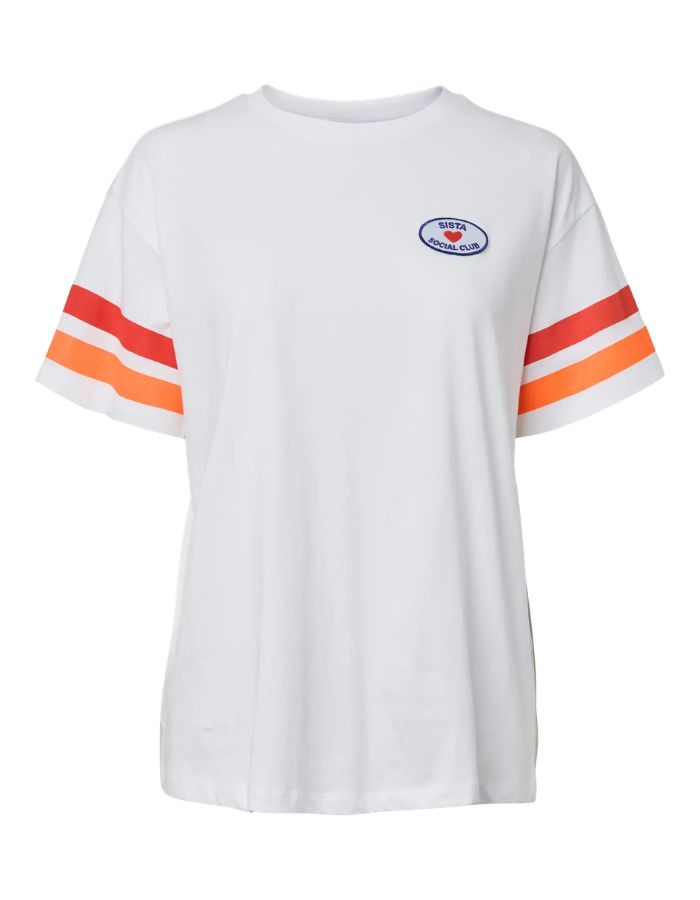 T-shirt blanc à manches courtes pour femme en jersey de coton, modèle Esta de la marque Pieces. Présente une coupe droite avec col rond, des bandes sportives contrastées sur les manches courtes, un petit écusson patché sur la poitrine et un grand motif imprimé graphique dans le dos.