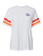 T-shirt blanc à manches courtes pour femme en jersey de coton, modèle Esta de la marque Pieces. Présente une coupe droite avec col rond, des bandes sportives contrastées sur les manches courtes, un petit écusson patché sur la poitrine et un grand motif imprimé graphique dans le dos.