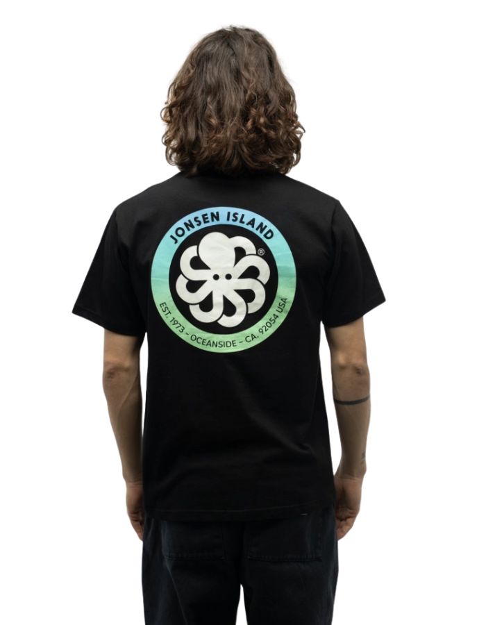 Silhouette de dos avec le T-shirt à manches courtes pour homme en coton biologique kaki avec logo sérigraphié sur la poitrine et grand visuel au dos, modèle T-Shirt Classic Authentic Diamond Black couleur Kaki de la marque Jonsen Island.