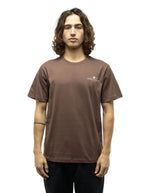 Vue de face du T-shirt à manches courtes pour homme en coton biologique marron avec logo cœur imprimé sur la poitrine, modèle T-Shirt Classic couleur Marlo Brown de la marque Jonsen Island.
