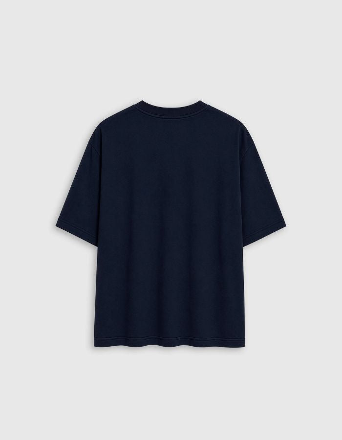 Dos du T-shirt confort unisexe en coton lourd bleu nuit noir avec col rond et patch cœur en feutrine sur la poitrine, modèle Heritage Tee couleur Night de la marque Sweet Pants.