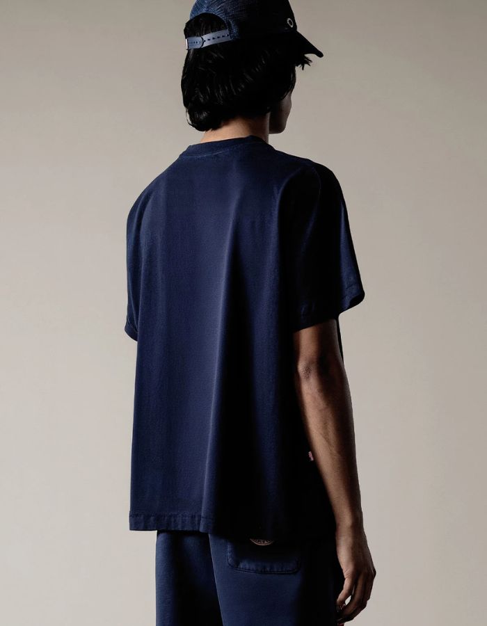 Silhouette de dos avec le T-shirt confort unisexe en coton lourd bleu nuit noir avec col rond et patch cœur en feutrine sur la poitrine, modèle Heritage Tee couleur Night de la marque Sweet Pants.
