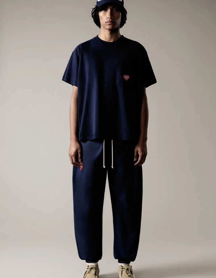 Silhouette de face avec le T-shirt confort unisexe en coton lourd bleu nuit noir avec col rond et patch cœur en feutrine sur la poitrine, modèle Heritage Tee couleur Night de la marque Sweet Pants.