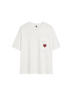 T-shirt confort unisexe en coton lourd blanc avec col rond et patch cœur en feutrine sur la poitrine, modèle Heritage Tee couleur White de la marque Sweet Pants.