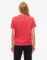 Dos d'un t-shirt rouge corail Nora à manches courtes et col rond, en coton biologique.