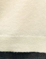 Détail du T-shirt en maille fine pour femme de couleur blanc crème écru chiné Birch Melange, modèle Denisi de la marque Object. Présente une coupe droite avec col rond classique et des manches mi-longues arrivant au coude, terminées par de larges bords-côtes élastiques.