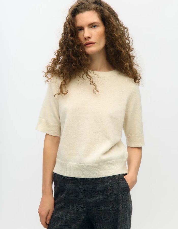 Vue de face du T-shirt en maille fine pour femme de couleur blanc crème écru chiné Birch Melange, modèle Denisi de la marque Object. Présente une coupe droite avec col rond classique et des manches mi-longues arrivant au coude, terminées par de larges bords-côtes élastiques.