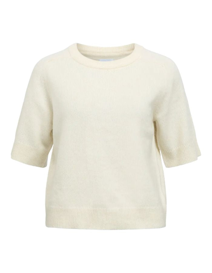 T-shirt en maille fine pour femme de couleur blanc crème écru chiné Birch Melange, modèle Denisi de la marque Object. Présente une coupe droite avec col rond classique et des manches mi-longues arrivant au coude, terminées par de larges bords-côtes élastiques.