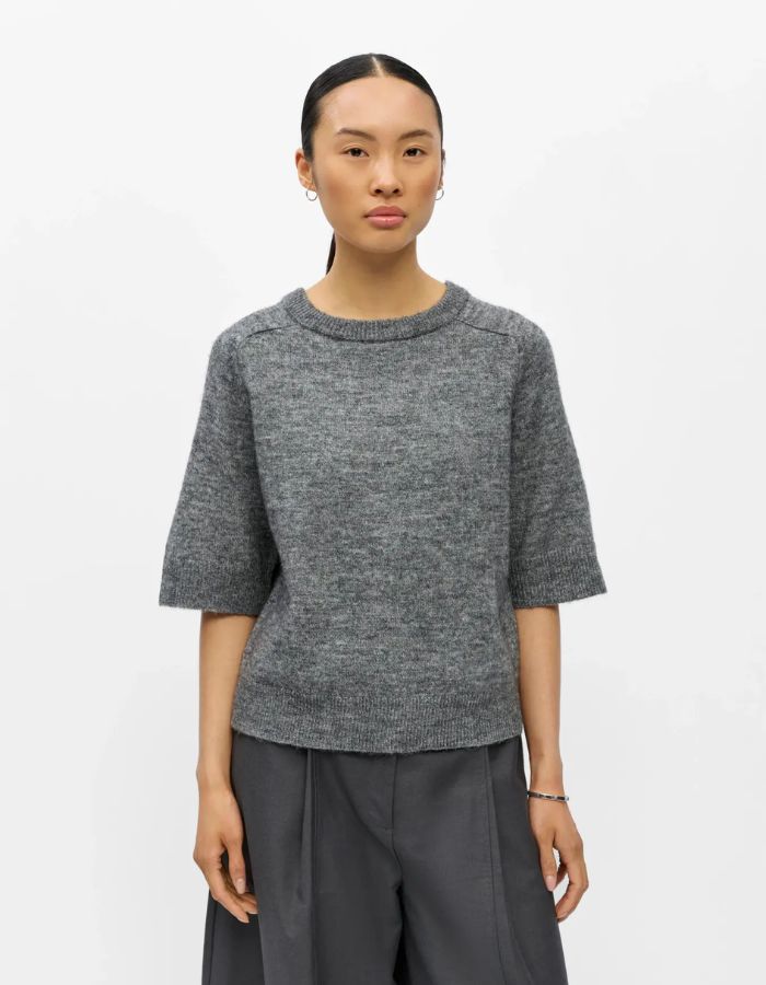 Devant du T-shirt en maille fine pour femme de couleur gris moyen chiné Medium Grey Melange, modèle Denisi de la marque Object. Présente une coupe droite avec col rond classique et des manches mi-longues arrivant au coude, terminées par de larges bords-côtes élastiques.