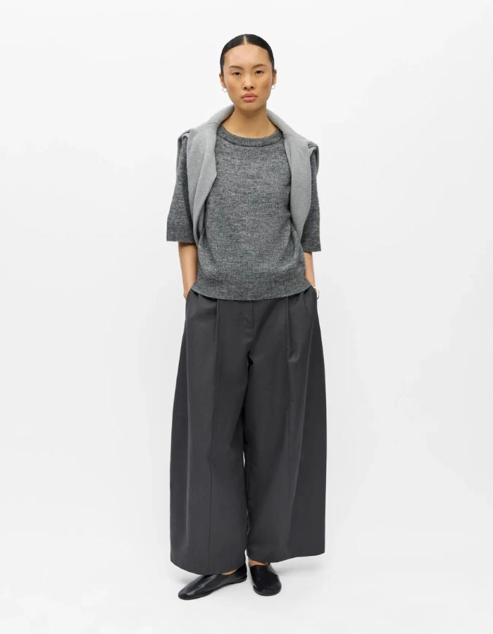 Silhouette avec le T-shirt en maille fine pour femme de couleur gris moyen chiné Medium Grey Melange, modèle Denisi de la marque Object. Présente une coupe droite avec col rond classique et des manches mi-longues arrivant au coude, terminées par de larges bords-côtes élastiques.