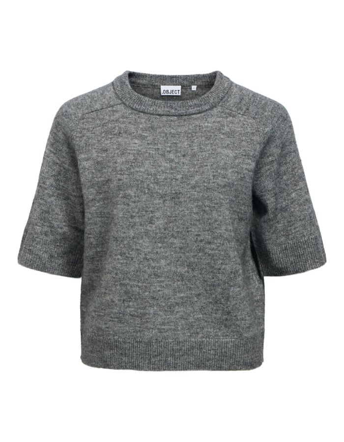 T-shirt en maille fine pour femme de couleur gris moyen chiné Medium Grey Melange, modèle Denisi de la marque Object. Présente une coupe droite avec col rond classique et des manches mi-longues arrivant au coude, terminées par de larges bords-côtes élastiques.
