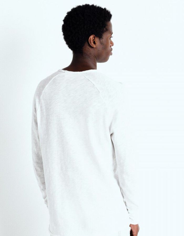 Dos du T-shirt à manches longues pour homme de couleur blanc uni, modèle Sonoma de la marque American Vintage. Présente une coupe droite en coton flammé épais texturé avec un col rond et des manches de style raglan.
