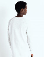 Dos du T-shirt à manches longues pour homme de couleur blanc uni, modèle Sonoma de la marque American Vintage. Présente une coupe droite en coton flammé épais texturé avec un col rond et des manches de style raglan.