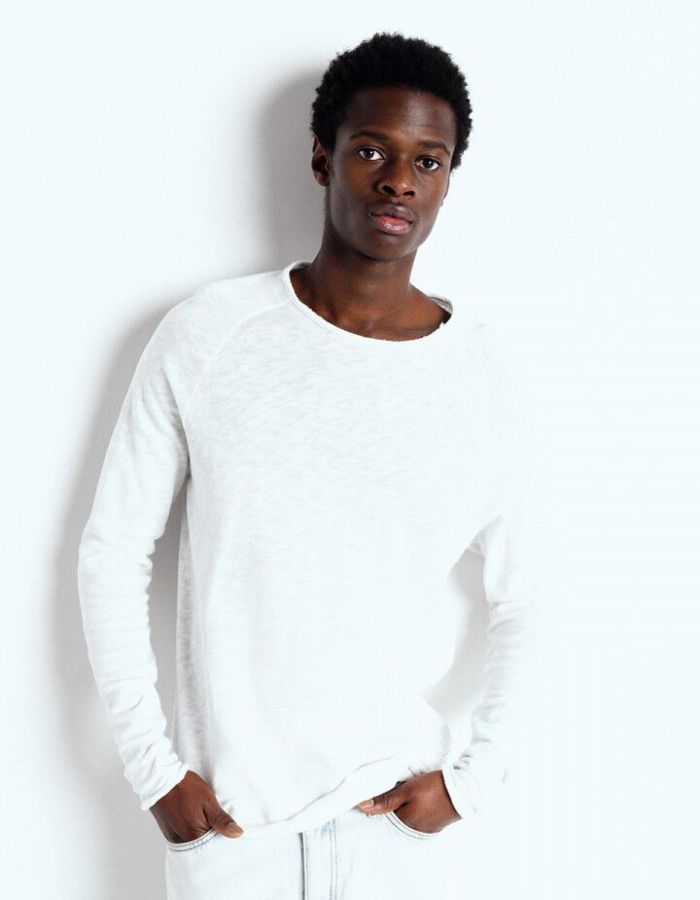 Vue de face du T-shirt à manches longues pour homme de couleur blanc uni, modèle Sonoma de la marque American Vintage. Présente une coupe droite en coton flammé épais texturé avec un col rond et des manches de style raglan.