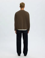 Dos du T-shirt manches longues pour homme en coton biologique épais marron, col rond et coupe classique, modèle Taj Heavy LS O-Neck Tee de la marque Selected.