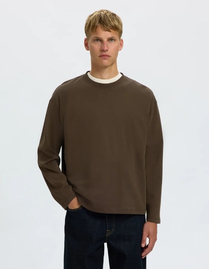 Vue de face du T-shirt manches longues pour homme en coton biologique épais marron, col rond et coupe classique, modèle Taj Heavy LS O-Neck Tee de la marque Selected.