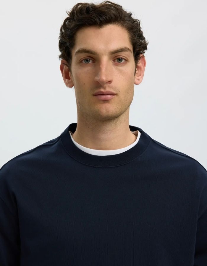 Col du T-shirt manches longues pour homme en coton biologique épais bleu marine navy, col rond et coupe classique, modèle Taj Heavy LS O-Neck Tee de la marque Selected