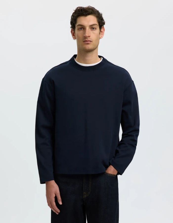 Vue de face du T-shirt manches longues pour homme en coton biologique épais bleu marine navy, col rond et coupe classique, modèle Taj Heavy LS O-Neck Tee de la marque Selected