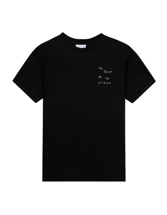 T-shirt noir à manches courtes pour homme en coton biologique, modèle Popincourt de la marque Maison Labiche. Présente une coupe droite avec col rond en bord-côte et la phrase 'Au Bout De La Night' brodée en lettres fines sur le côté gauche de la poitrine.