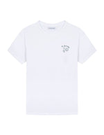 T-shirt blanc à manches courtes pour homme en coton biologique, modèle Popincourt de la marque Maison Labiche. Présente une coupe droite avec col rond et une petite broderie fine rouge et noire 'Le Fromage' sur le côté gauche de la poitrine.
