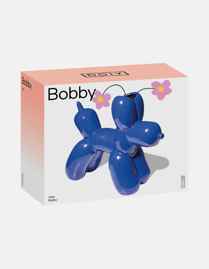 Boite du Vase en céramique bleu électrique Bobby par la marque DOIY. Design sculptural et géométrique avec des découpes graphiques modernes, mesurant 25 cm de longueur.