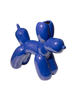 Vase en céramique bleu électrique Bobby par la marque DOIY. Design sculptural et géométrique avec des découpes graphiques modernes, mesurant 25 cm de longueur.