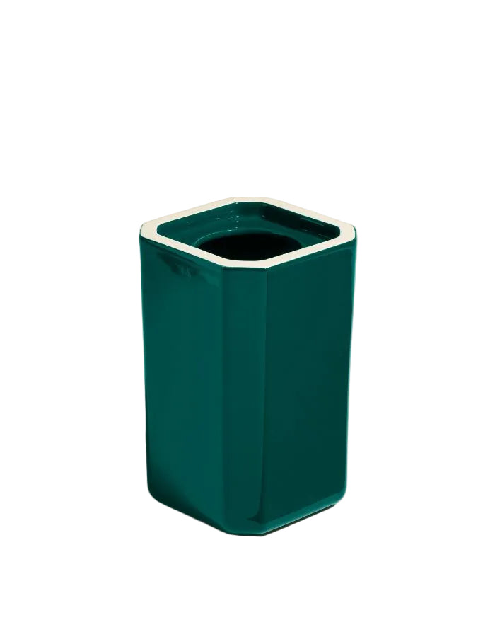 Vase Facettes Bleu Sarah en faïence émaillée, design rectangulaire aux angles biseautés.