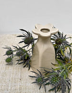 Ambiance déco avec le Petit soliflore fleur en faïence couleur sable beige à rayures pour fleurs séchées, hauteur 11,5 cm et diamètre 5,5 cm.