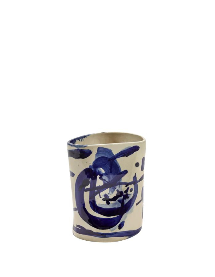 Petit vase en grès artisanal Sophia par Marie Michielssen, de couleur blanche avec des motifs calligraphiques peints à la main en bleu profond. Silhouette organique asymétrique et design minimaliste de 19 cm de hauteur.