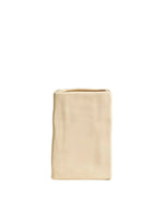 Vase Nomad Ecru en céramique artisanale, rectangulaire, avec des émaux réactifs et une texture subtile.