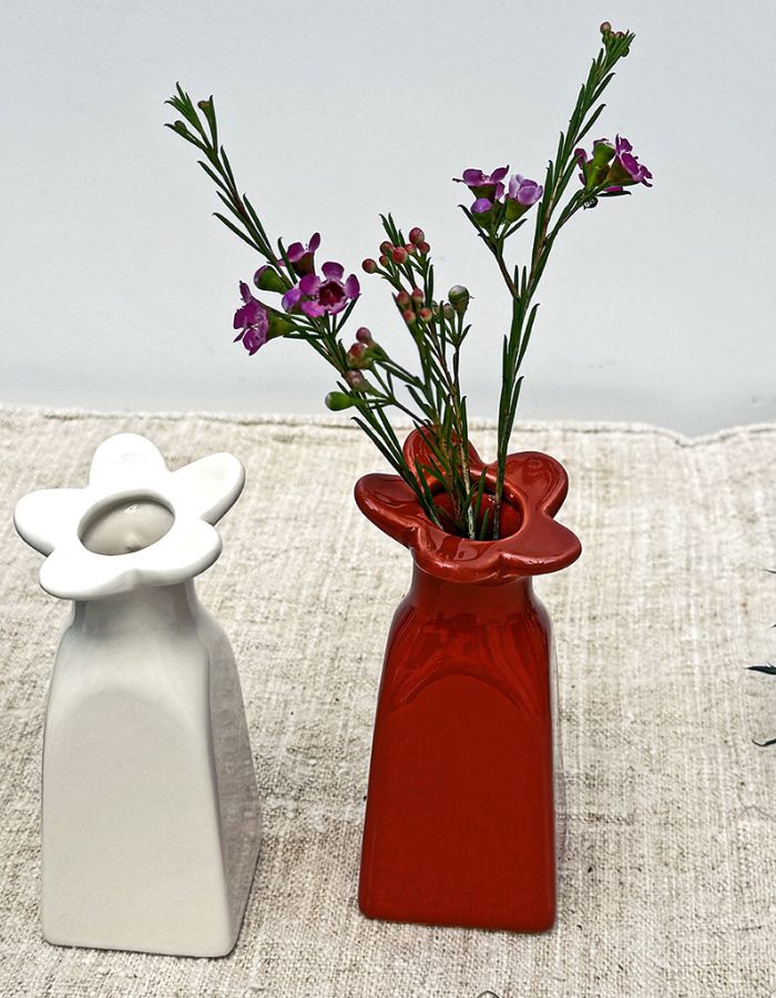 Ambiance déco du Petit vase soliflor en faïence en forme de fleur à rayures rouges, hauteur 11.5 cm, modèle de la marque OPJET
