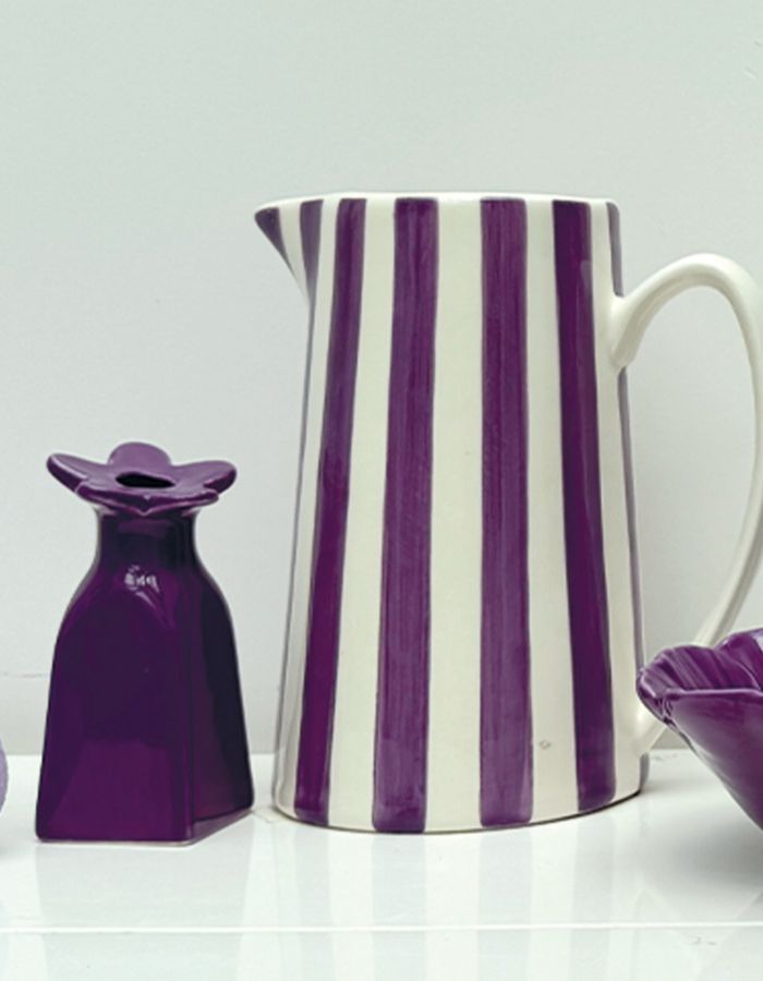 Ambiance déco avec le Petit vase soliflor en faïence en forme de fleur à rayures violettes, hauteur 11.5 cm, modèle de la marque OPJET.