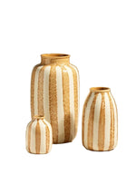 Trio de Vases en céramique Riviera à rayures ambre par Maison Sarah Lavoine. Faïence artisanale peinte à la main au Portugal, disponible en trois tailles : 14 cm, 24 cm et 36 cm.