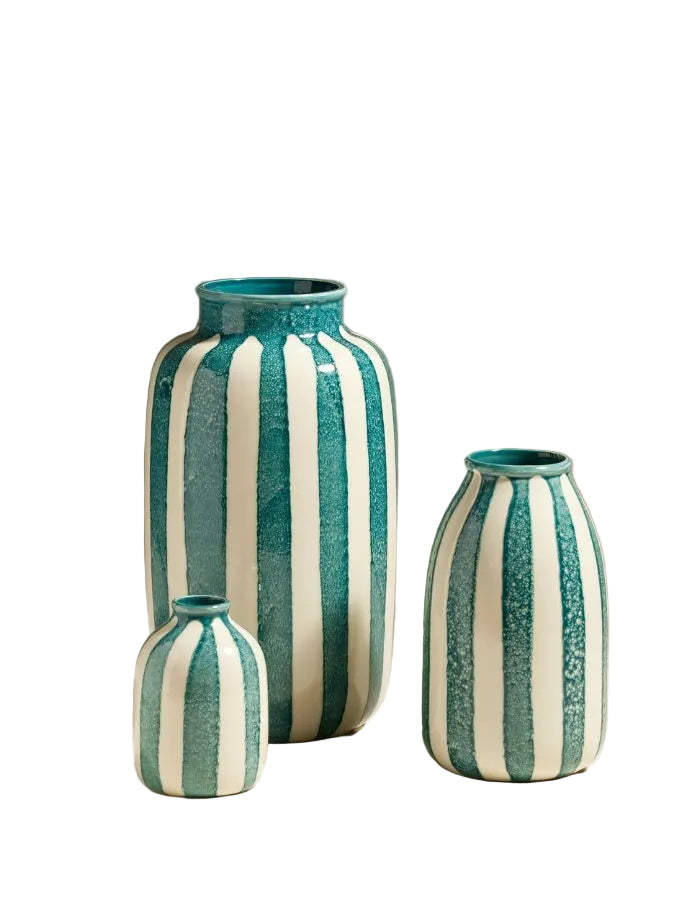 Trois vases Riviera Bleu Sarah en céramique émaillée, rayures verticales bleues et crème.