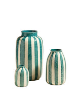 Trois vases Riviera Bleu Sarah en céramique émaillée, rayures verticales bleues et crème.