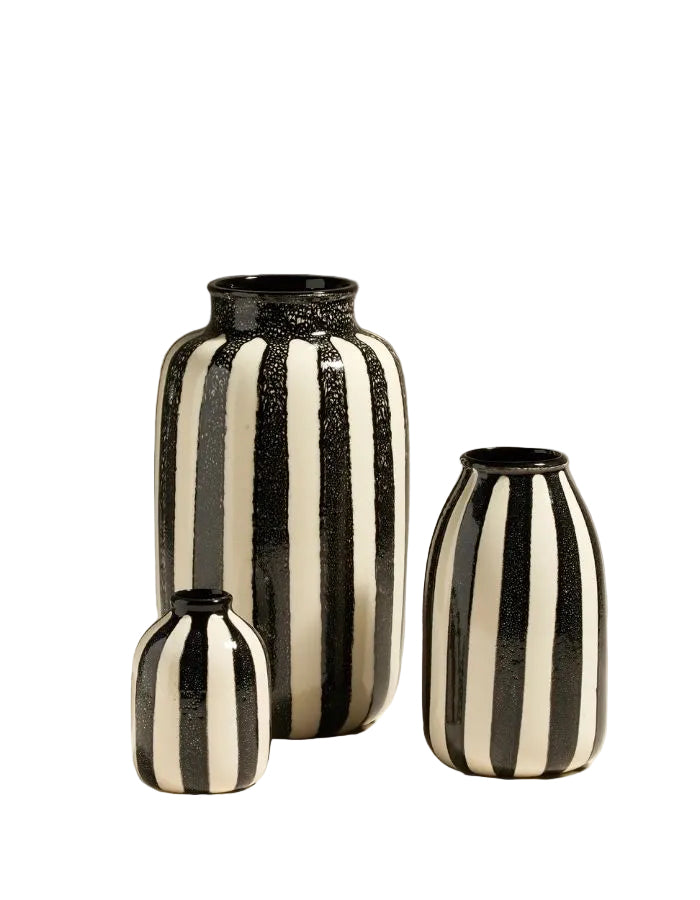 Trois vases Riviera Noir en faïence, rayures verticales noires et blanches, émail réactif.